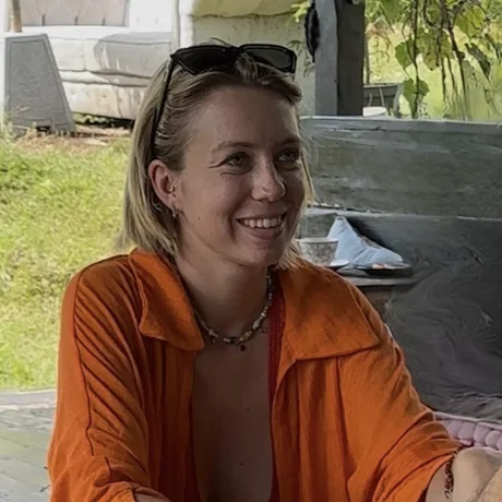 Portrait de Kenza, praticienne & stratège web, sourire chaleureux.